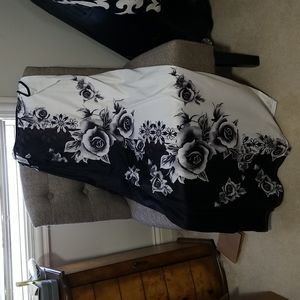 Lovely beach gown or night gown. Black and white rose design is quite stunning!